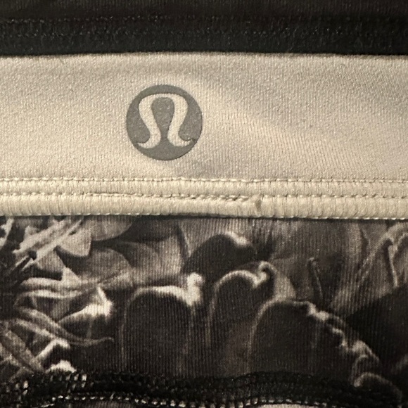 Lululemon Up The Pace Running Leggings Floral Black White Size 8 - Picture 8 of 10